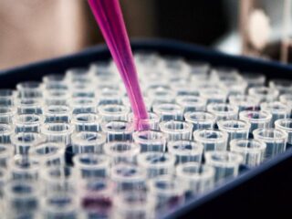 Instagram en Twitter verwijderen complottheorievideo's over corona