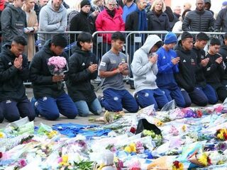 Eerbetonen gebracht aan helden die omkwamen in helikoptercrash Leicester