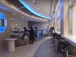 Moeder overvalt een bank, terwijl ze haar kind in de auto achterlaat