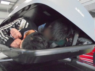 Man krijgt drie jaar celstraf voor smokkelen 3 Vietnamezen in koffer