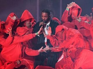 Kendrick Lamar geeft spectaculair optreden en wint 5 Grammy's