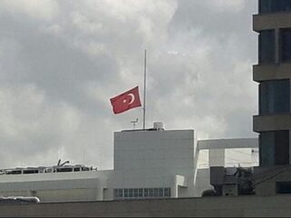 FOTO'S: Turkse vlag halfstok op stadhuizen van FunX gemeentes