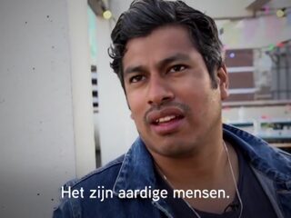 VIDEO: PVV'er eet voor het eerst mee met iftar-maaltijd