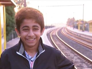 VIDEO: Deze jonge nieuwkomer reist elke dag 2,5 uur naar school