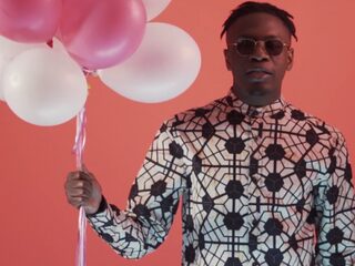 VIDEO: Amartey schittert samen met deelneemsters Miss Black Hair in 'We Can Do'