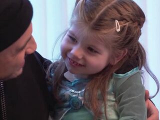 VIDEO: Zanger Fais verrast fans in moeilijke tijden