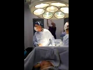 VIDEO: Chileense artsen juichen tijdens operatie om penalty