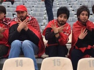 Vrouwen sneaken wedstrijd binnen verkleed als mannen