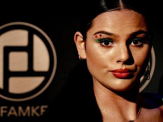 Famke Louise houdt woord en bezoekt Diederik Gommers in ziekenhuis