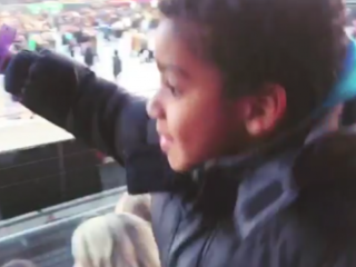 Video: enthousiast zoontje van Rotjoch ziet vader voor het eerst on stage