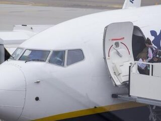 Grondstewardess lacht om voornaam van 5 jarig meisje: Abcde