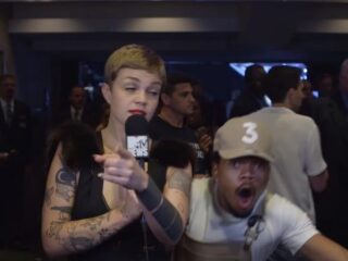 Beyoncé onderbreekt MTV's interview met Chance the Rapper!