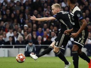 Ajax wint spannend heenduel in halve finale Champions League