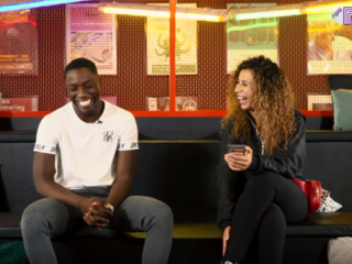 Ouassima kijkt in de telefoon van... Ta Joela!