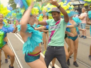 Rotterdam Unlimited Zomercarnaval ging los: "In Rotterdam regent het nooit"