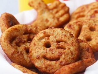 Bijgerecht: vrolijke gefrituurde emoji's