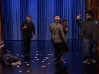 Jimmy Fallon, Priyanka Chopra & The Roots in shock door illusionist die mond dichtnaait