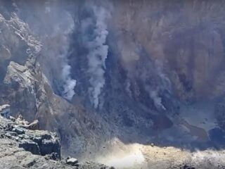 Vulkaan actief door seksende toeristen