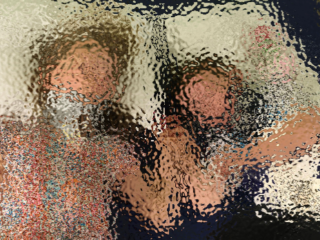 Hartverscheurend weerzien van broer (5) en zus (8) na crash die ouders doodde