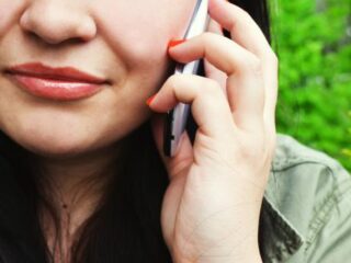 Bijna 40% van de jongeren heeft bel-angst, zo kom je ervan af