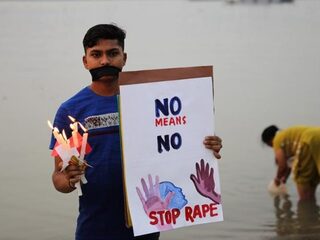 Protesten India na verkrachting, moord en in brandsteken vrouw