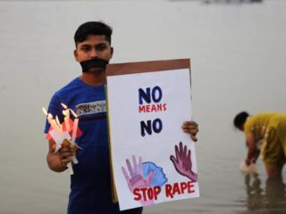 Protesten India na verkrachting, moord en in brandsteken vrouw