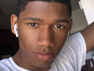 Medestudenten reageren prachtig als 17-jarige Mason uit de kast komt tijdens afstudeerspeech