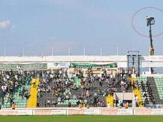 Man met stadionverbod huurt hijskraan om wedstrijd te zien