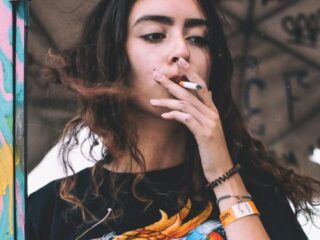 Aantal scholieren dat alcohol drinkt of rookt daalt niet meer, lachgasgebruik neemt toe