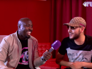 VIDEO: Fernando verrast Dopebwoy, 3robi & Chivv met platina award voor 'Cartier'