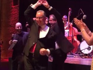 Aboutaleb leert D66-lijsttrekker Pechtold Marokkaans dansen