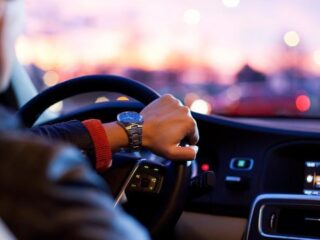 Hoogzwangere vrouw bevalt in auto Thuur (19) die haar een lift gaf