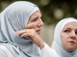 Man trekt hoofddoek van moslima af tijdens ruzie om parkeerplaats