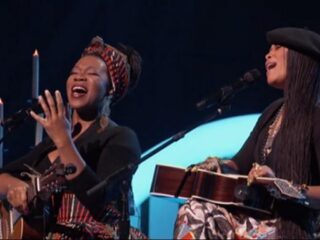 India Arie en Erykah Badu geven akoestisch optreden tijdens Soul Train Awards