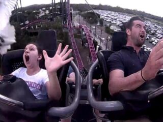 Meisje in achtbaan krijgt vogel recht in haar gezicht