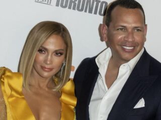 Jennifer Lopez en Arod stralen op foto's van hun verlovingsfeestje