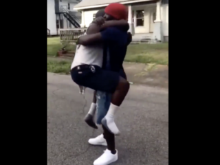 Vader krijgt truck van zoon cadeau en zijn reactie is priceless