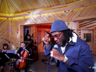 Burna Boy zingt 'Ye', 'On The Low' en 'Anybody' live met orkest