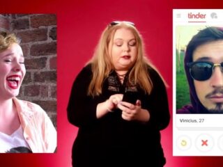 Moeders nemen de Tinder-accounts van hun kinderen over