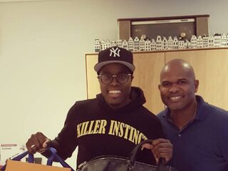 Jandino krijgt bijzonder cadeau van Roué Verveer