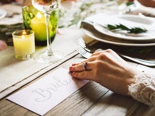 Bruidspaar last bruiloft af en geeft eten weg aan daklozen