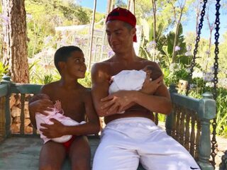 Cristiano Ronaldo bevestigt dat zijn vriendin zwanger is van zijn vierde kind