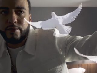 French Montana omringd door witte duiven in nieuwe video 'White Dress'