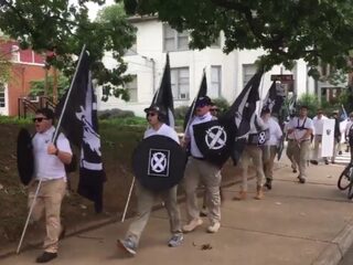 Witte rechts-extremisten in Amerika zaaien haat en plegen terreuraanslag: 1 dode