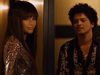 Bruno Mars verleidt sexy Zendaya in videoclip 'Versace on the Floor'