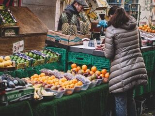Duitse supermarkt leegt schappen als statement tegen racisme