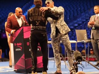 YouTuber sneakt naar binnen bij wedstrijd Mayweather vs McGregor en krijgt $100.000 plaats