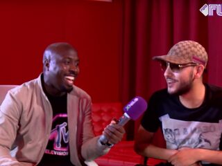 VIDEO: Fernando verrast Dopebwoy, 3robi & Chivv met platina award voor 'Cartier'