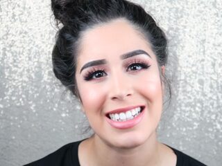 Beautyvlogger Lamya doet make-up tutorial en laat haar vader voice over inspreken