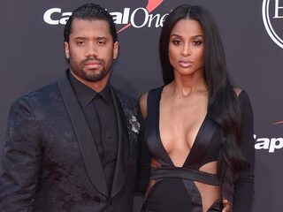 Ciara kondigt zwangerschap aan met jaloersmakend mooie vakantiefoto